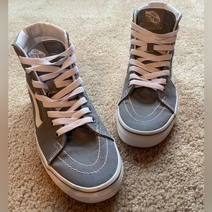 LIKE NEW sk8-hi gray & white Vans